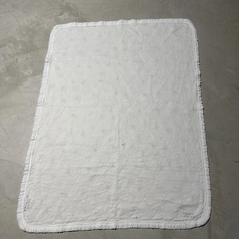 Sears Vintage Winnie the Pooh Baby Crib Quilt Blanket White Ruffles Read DESCRIP